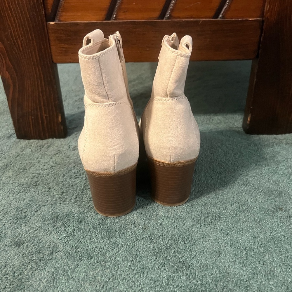 Kohl's Cream Heeled Boots - Picture 3 of 5
